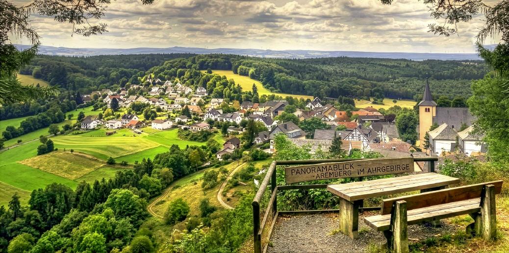 Blick vom Aremberg auf den gleichnamigen Ort!