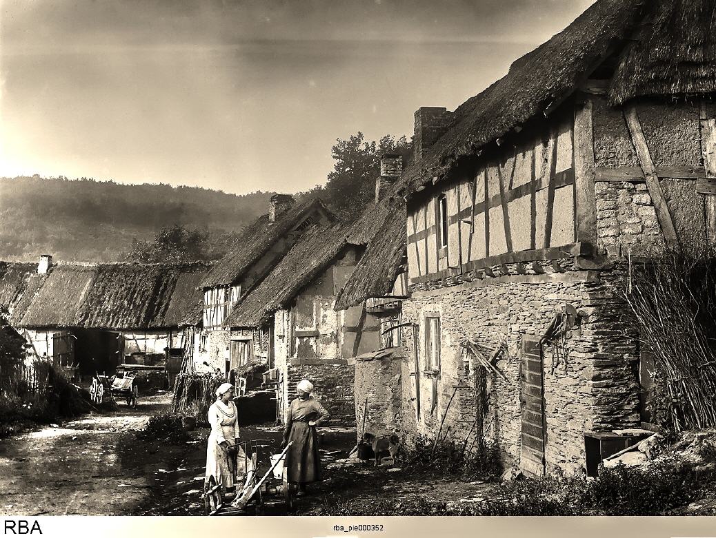 1927 tratschende M&auml;gde holen Wasser in M&uuml;sch,