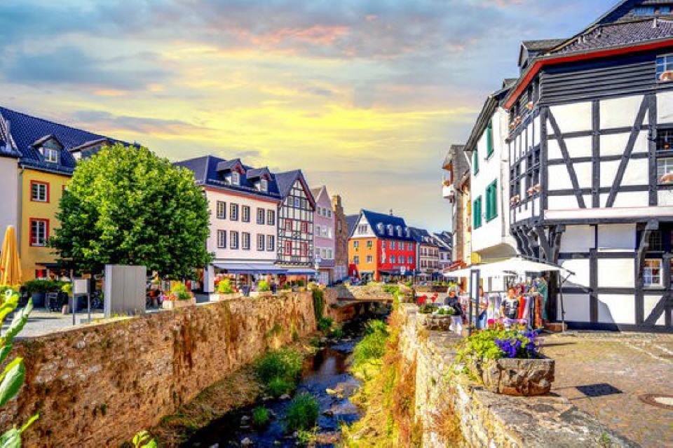 Bad M&uuml;nstereifel: &Uuml;ber diese Begrenzungsmauer stand das Erft-Wasser in der Jahrhunderflut 2021.